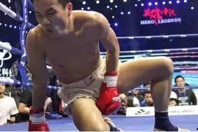 帅哥被踢裆的视频,帅哥不慎被踢裆，场面尴尬引热议